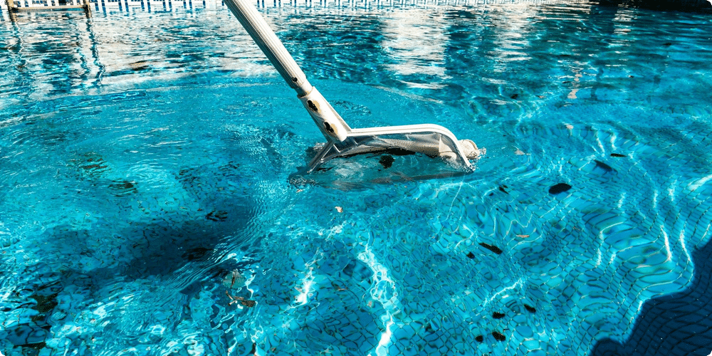 Éléments à nettoyer dans votre abri de piscine