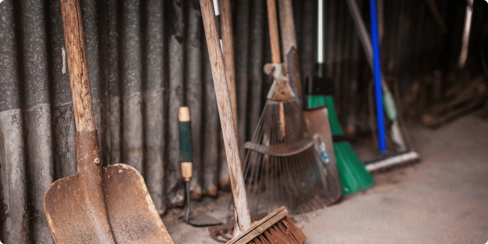 Comment bien sécuriser un abri pour outils de jardin