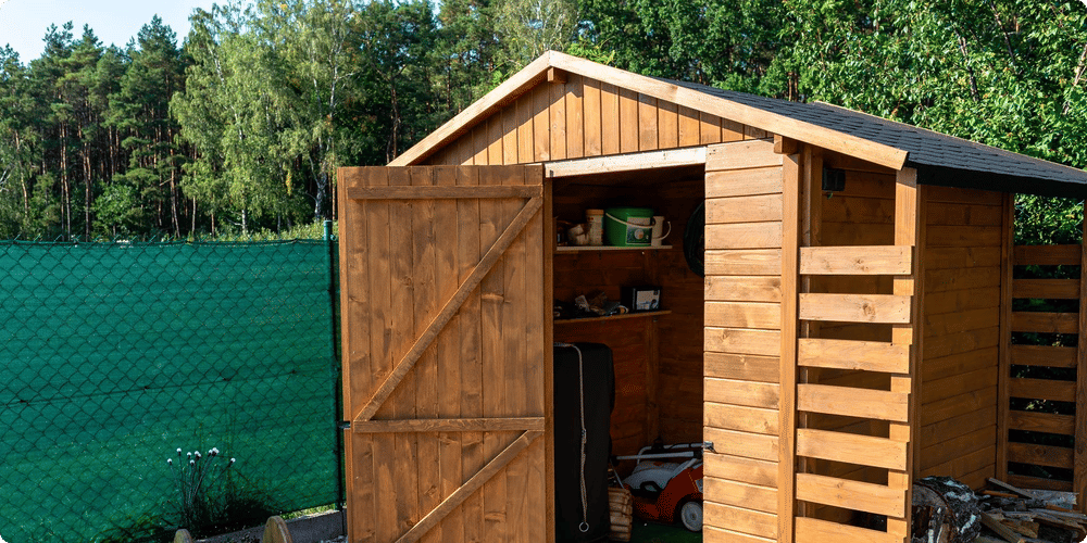 Quel abri en bois choisir pour ranger vos outils de jardinage ?