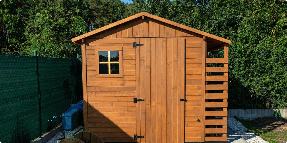 Comparatif entre abris en résine et abris en bois